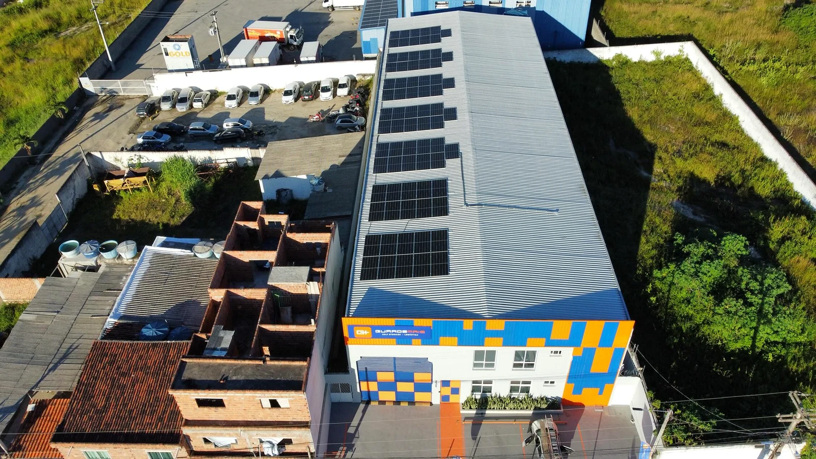 Instalação fotovoltaica em cobertura comercial publicada pela Solme Engenharia
